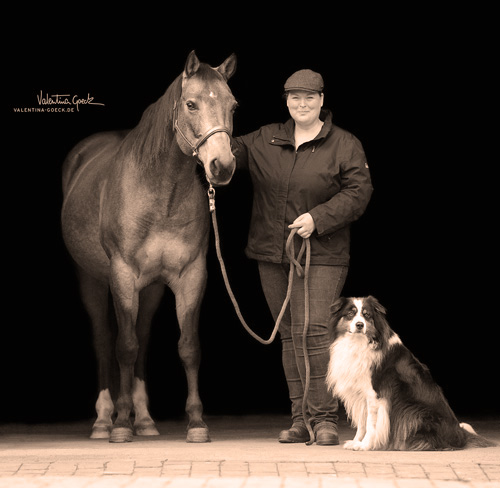 Marina Schmidt von der Open Ranch mit ihrem Pferd und Hund.